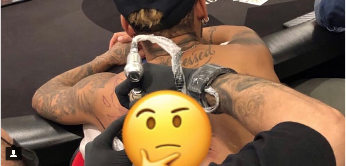 Neymar faz tatuagem jogando poquer