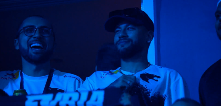 Neymar e Rafael Moraes torcem pela FURIA durante competição de CSGO